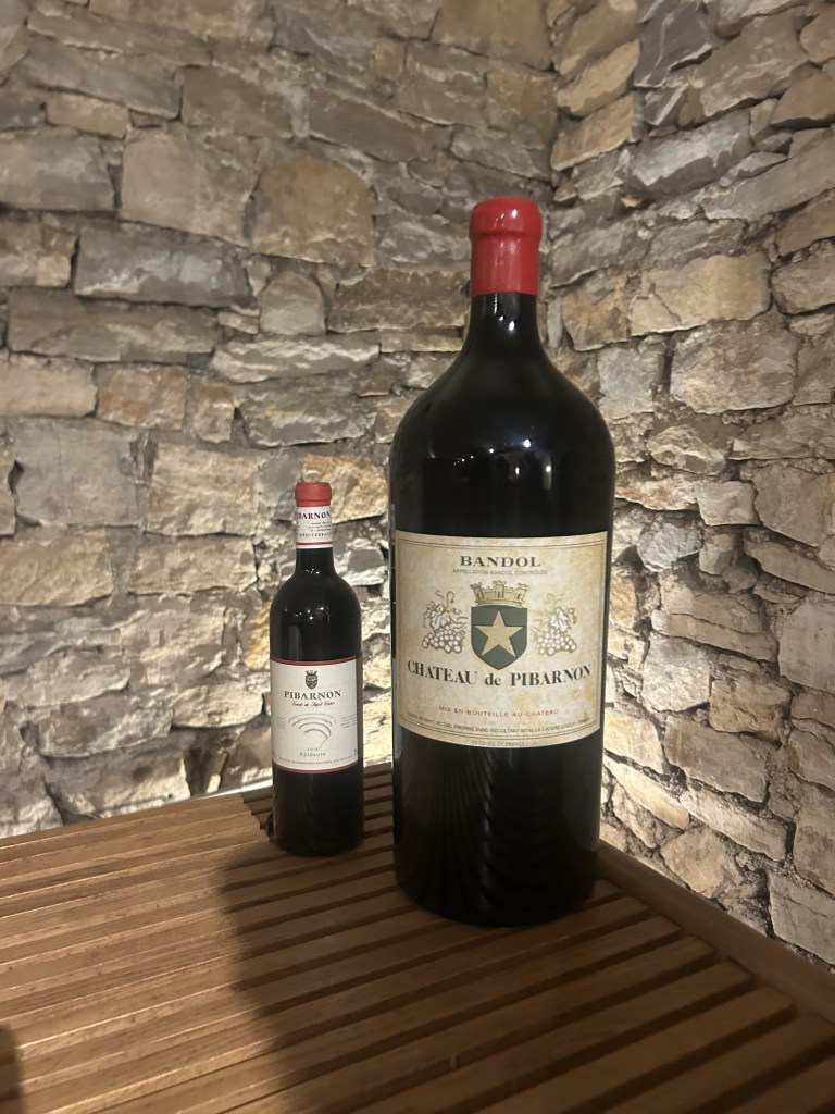Bilden visar en liten och en stor flaska rött vin på Château Pibarnon i Bandol.