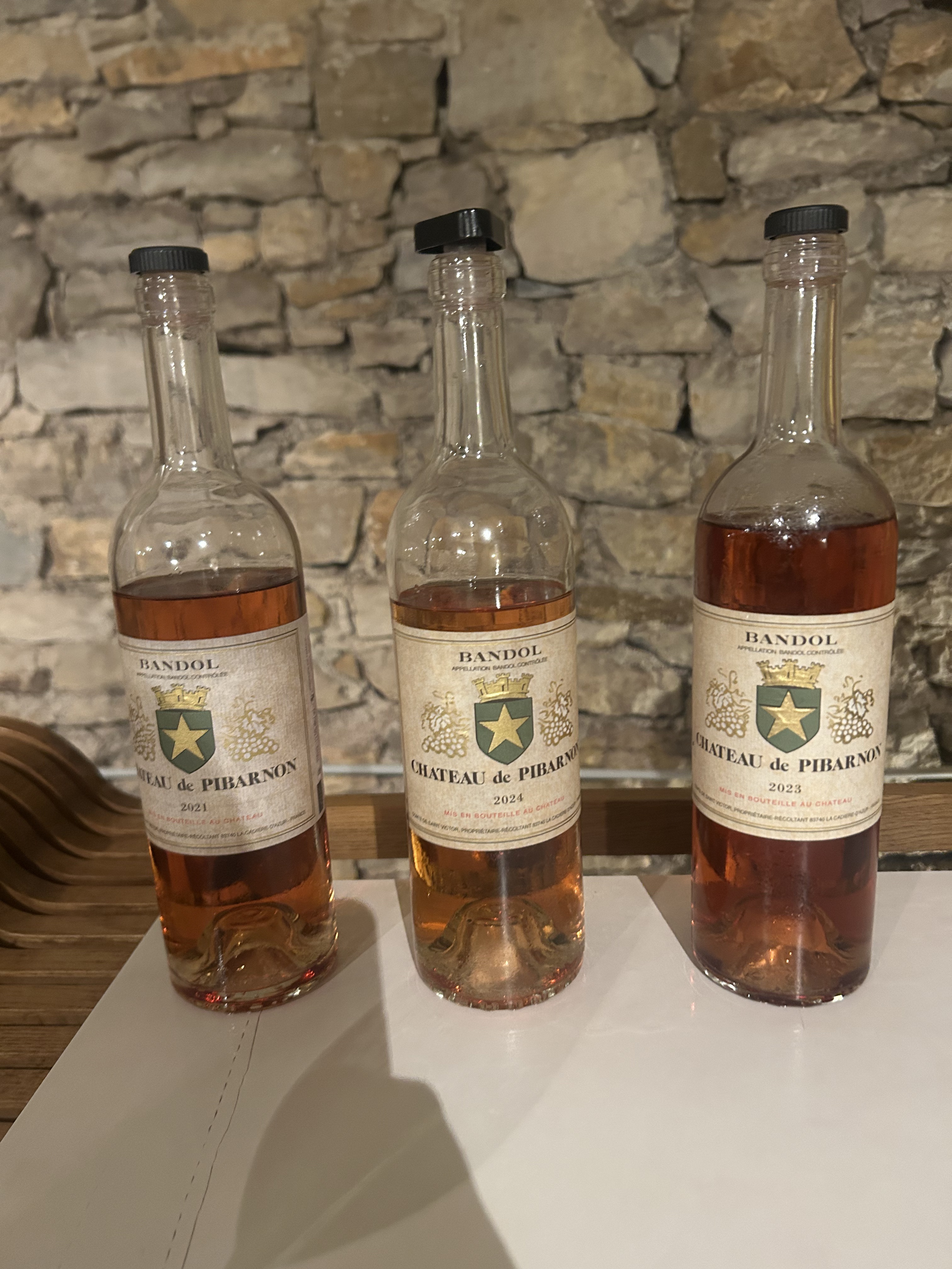 Bilden visar tre flaskor röda rosé viner på Château Pibarnon i Bandol.
