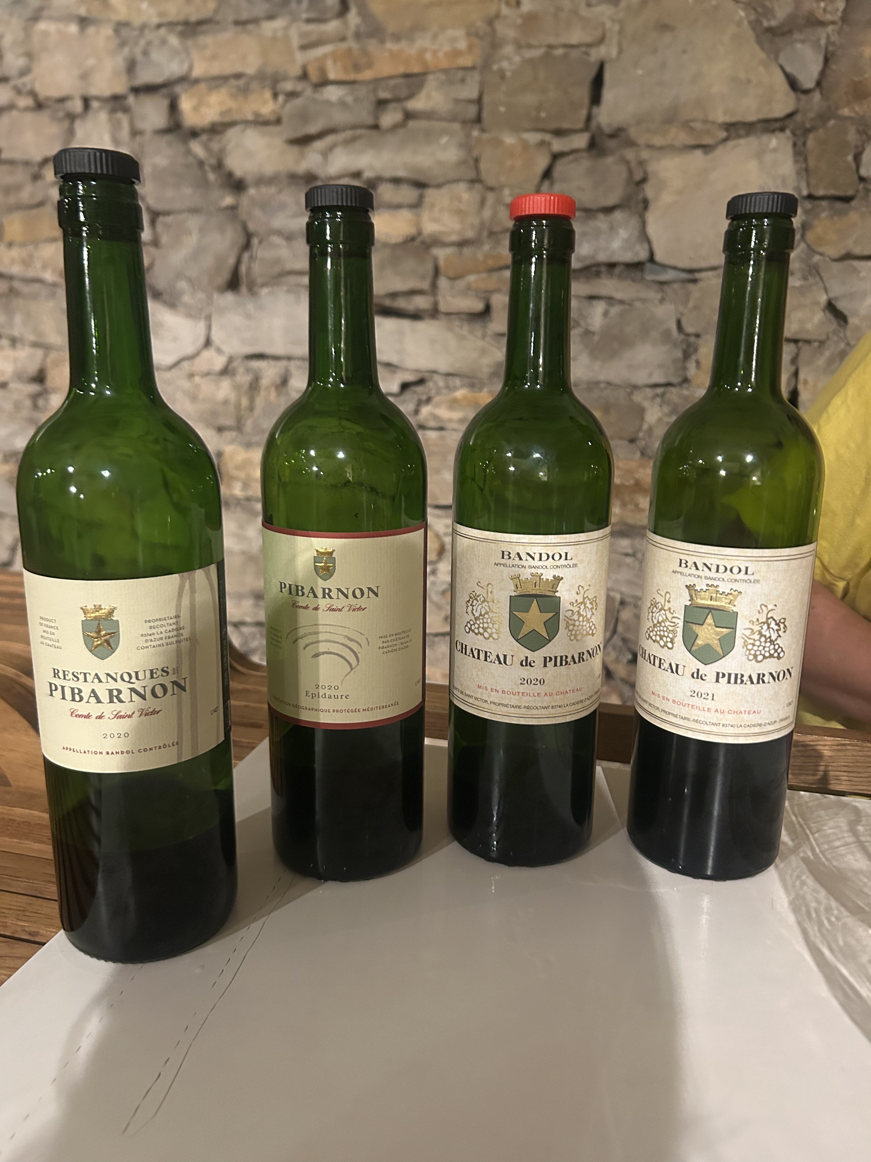 Bilden visar tre flaskor rött vin på Château Pibarnon i Bandol.
