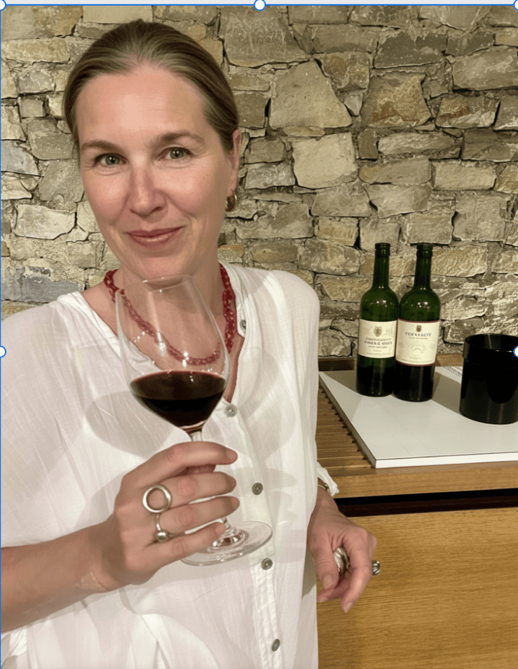 Jag heter Kamilla Pfeiff och är nyutbildad sommelier. För mig handlar vin om så mycket mer än det som finns i glaset. Det handlar om historier, möten, minnen och upplevelser som delas runt ett bord. Jag är fortfarande en rookie i vinvärlden som ständigt lär mig mer, och det är just det som gör resan så spännande. Jag hoppas att du vill följa med mig och upptäcka nya smaker, berättelser och upplevelser längs vägen. Välkommen till Wine Stories Stockholm